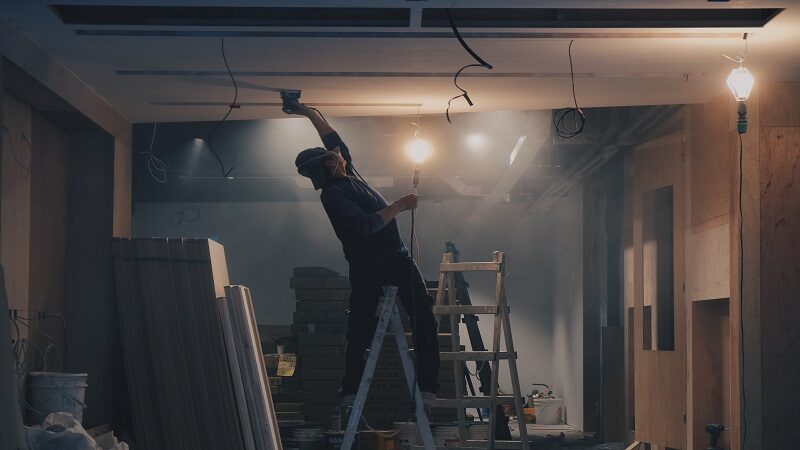 ¿Quién emite la licencia de construcción?